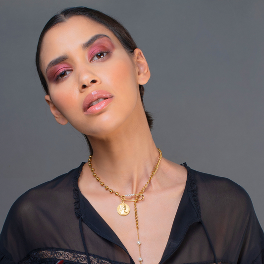 Collier ARTEMIS, collection NUEE DE PERLES par AIFEE Jewelry. Bijou conçu en titane inoxydable plaqué or jaune et serti de belles perles blanches. Collier ARTEMIS disponible en vente en ligne sur le site AIFEE Jewelry ou dans nos corner shops.