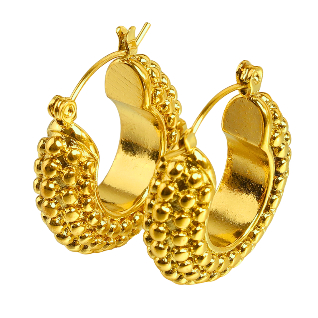 Somptueuses boucles d'oreilles AVENTURE, collection ROMAINE par AIFEE Jewelry. Belles créoles conçues en titane inoxydable plaqué or jaune et à la surface effet perlé. Boucles d'oreilles AVENTURE disponible en vente en ligne sur le site web AIFEE Jewelry, ou dans nos corner shops.