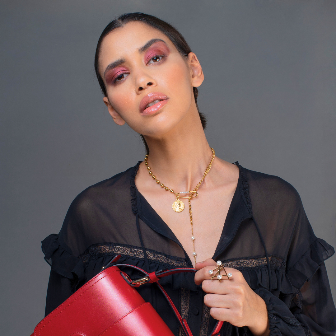 Collier ARTEMIS, collection NUEE DE PERLES par AIFEE Jewelry. Bijou conçu en titane inoxydable plaqué or jaune et serti de belles perles blanches. Collier ARTEMIS disponible en vente en ligne sur le site AIFEE Jewelry ou dans nos corner shops.