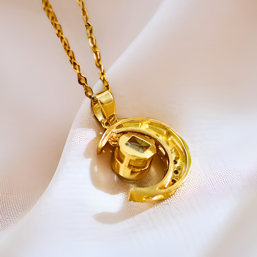 Collier LUNE MAGIQUE, collection JARDIN SECRET par AIFEE Jewelry. www.aifee-jewelry.com. www.aifee-jewelry.com