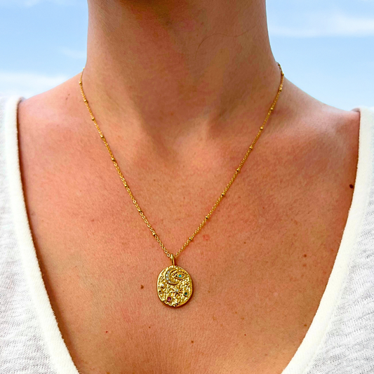 Collier ANTIQUE, collection ROMAINE par AIFEE Jewelry. Bijou conçu en acier inoxydable façon martelé, trempé or jaune et sertis de beaux zircons blancs naturels. Boucles d'oreilles ANTIQUE assorties également disponible. Collier ANTIQUE disponible en vente en ligne sur le site AIFEE Jewelry ou en boutique physique dans nos corner shops chez nos partenaires points de vente.