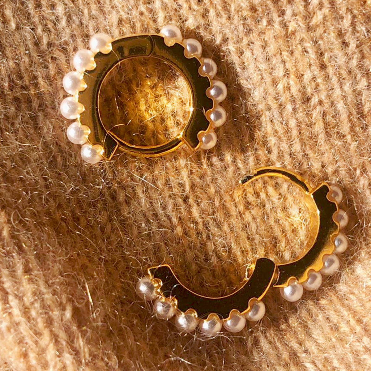 Superbes boucles d'oreilles KATE de la collection NUEE DE PERLES, par AIFEE Jewelry. Bijoux en acier inoxydable plaqué or jaune et fines perles naturelles. Boucles d'oreilles KATE disponibles en vente en ligne sur le site AIFEE Jewelry ou dans nos corners shops.
