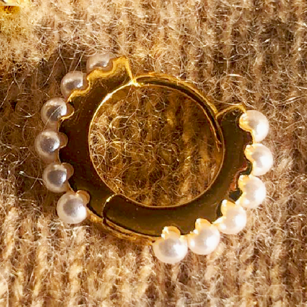 Superbes boucles d'oreilles KATE de la collection NUEE DE PERLES, par AIFEE Jewelry. Bijoux en acier inoxydable plaqué or jaune et fines perles naturelles. Boucles d'oreilles KATE disponibles en vente en ligne sur le site AIFEE Jewelry ou dans nos corners shops.