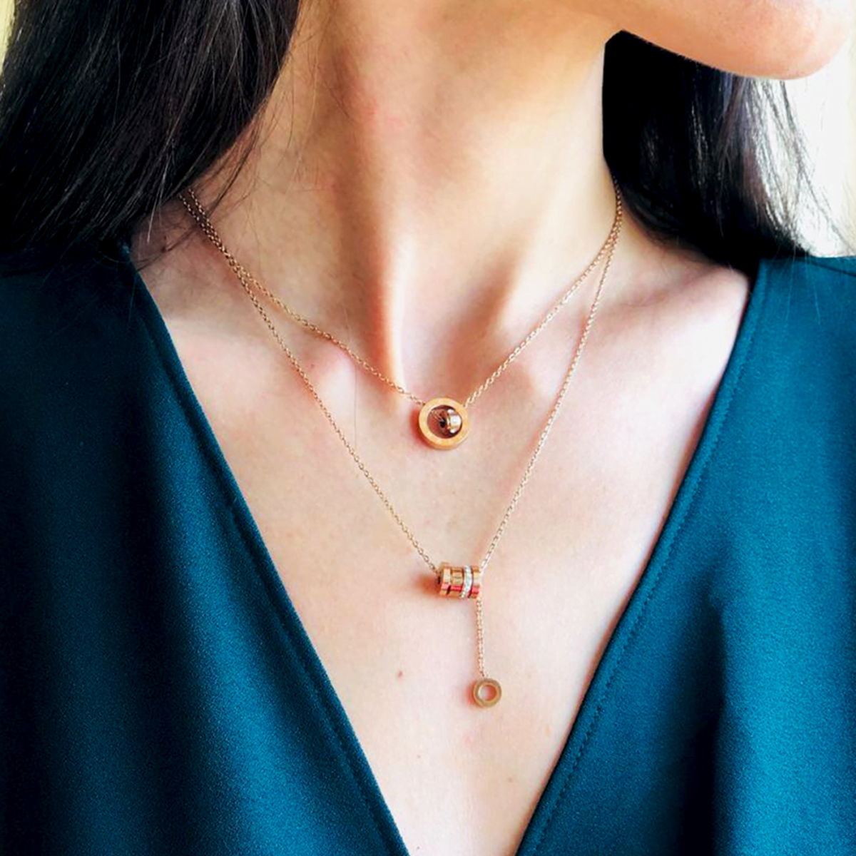 Ravissant collier AUGUSTA de la collection ROMAINE par AIFEE Jewelry. Bijou en titane inoxydable plaquée or rose et serti de zircons blancs naturels. Egalement gravé de chiffres romains. Collier AUGUSTA disponible en vente en ligne sur le site AIFEE Jewelry ou dans nos corners shops.