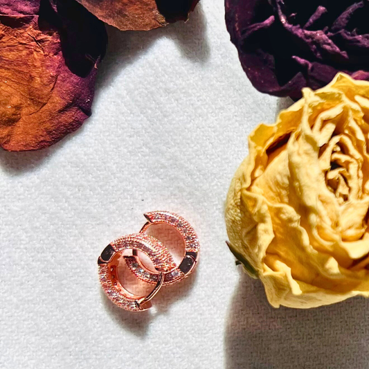 Somptueuses boucles d'oreilles CONSTANTINE de de la collection ROMAINE par AIFEE Jewelry. Fines créoles en laiton plaqué or rose et serties de beaux zircons blancs naturels. Les boucles d'oreilles CONSTANTINE sont disponibles en vente en ligne sur le site AIFEE Jewelry ou en boutique physique dans nos corner shops chez nos partenaires points de vente.