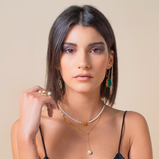 Pierres fines utilisées en joaillerie: Mannequin portant le collier DIANA ainsi que le collier YASMINE de la marque de bijoux AIFEE Jewelry durant un shooting photo. Colliers Jewelry en vente sur le site AIFEE Jewelry ou dans nos corner shops.