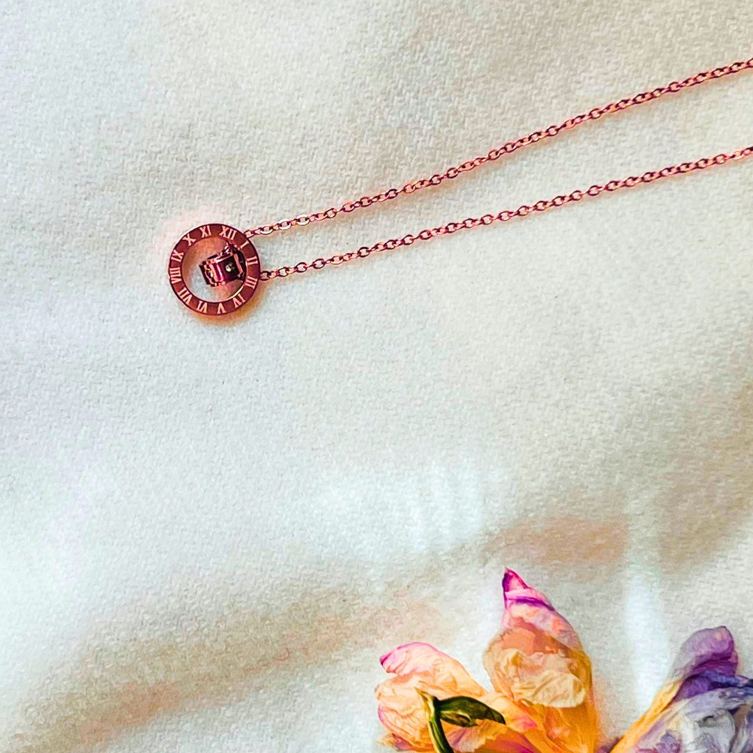 Ravissant collier CORNELIA de la collection ROMAINE par AIFEE Jewelry. Bijou en titane inoxydable plaquée or rose et serti de zircons blancs naturels. Egalement gravé de chiffres romains. Collier CORNELIA disponible en vente en ligne sur le site AIFEE Jewelry ou dans nos corners shops.