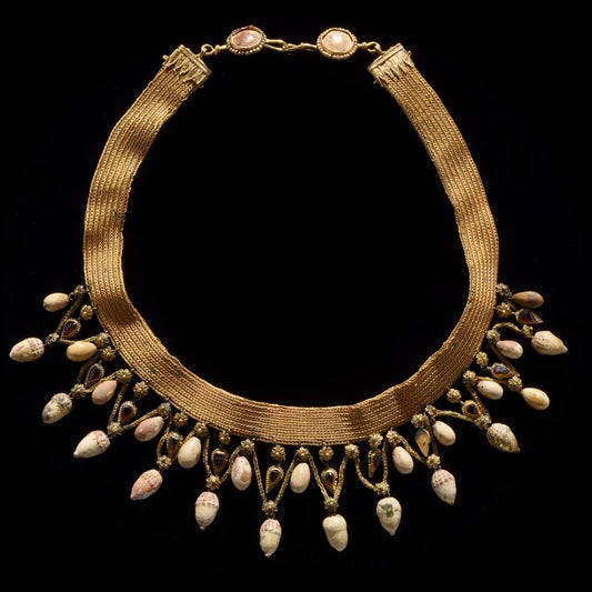 Histoire du collier comme ornement. Article informatif par AIFEE Jewelry.