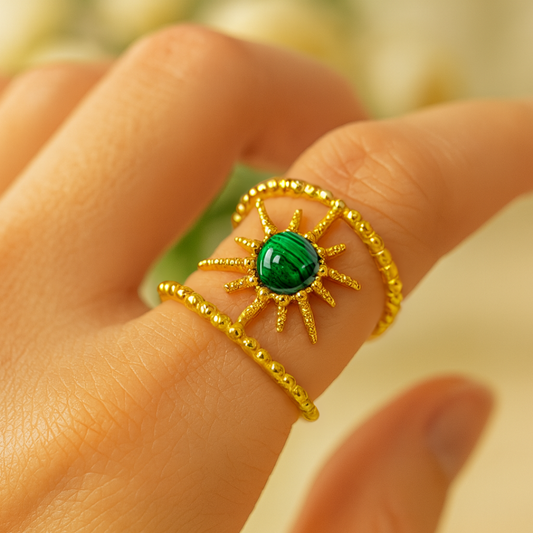 Bague GAIA - Pierre précieuse malachite naturelle et titane inoxydable plaqué or