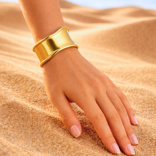 Bracelet Manchette HERA - Bijou sculptural et minimaliste doré à l'or