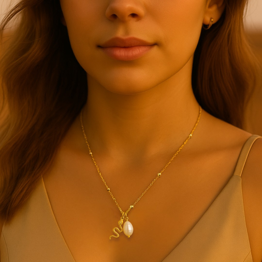 Collier SERPENT - Perle d'eau douce naturelle et acier inoxydable plaqué or