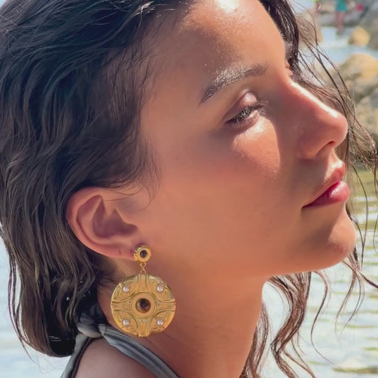 Boucles d'oreilles TRIOMPHE - Pierres précieuses œil de tigre naturelles et titane inoxydable plaqué or